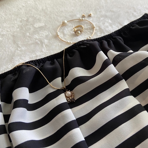 🎹 LOFT, Black & White Off-The-Shoulder Blouse - Picture 5 of 13